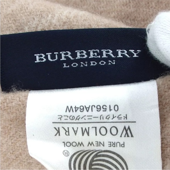Authentic BURBERRY check pattern large wool wrap - Picture 7 of 8